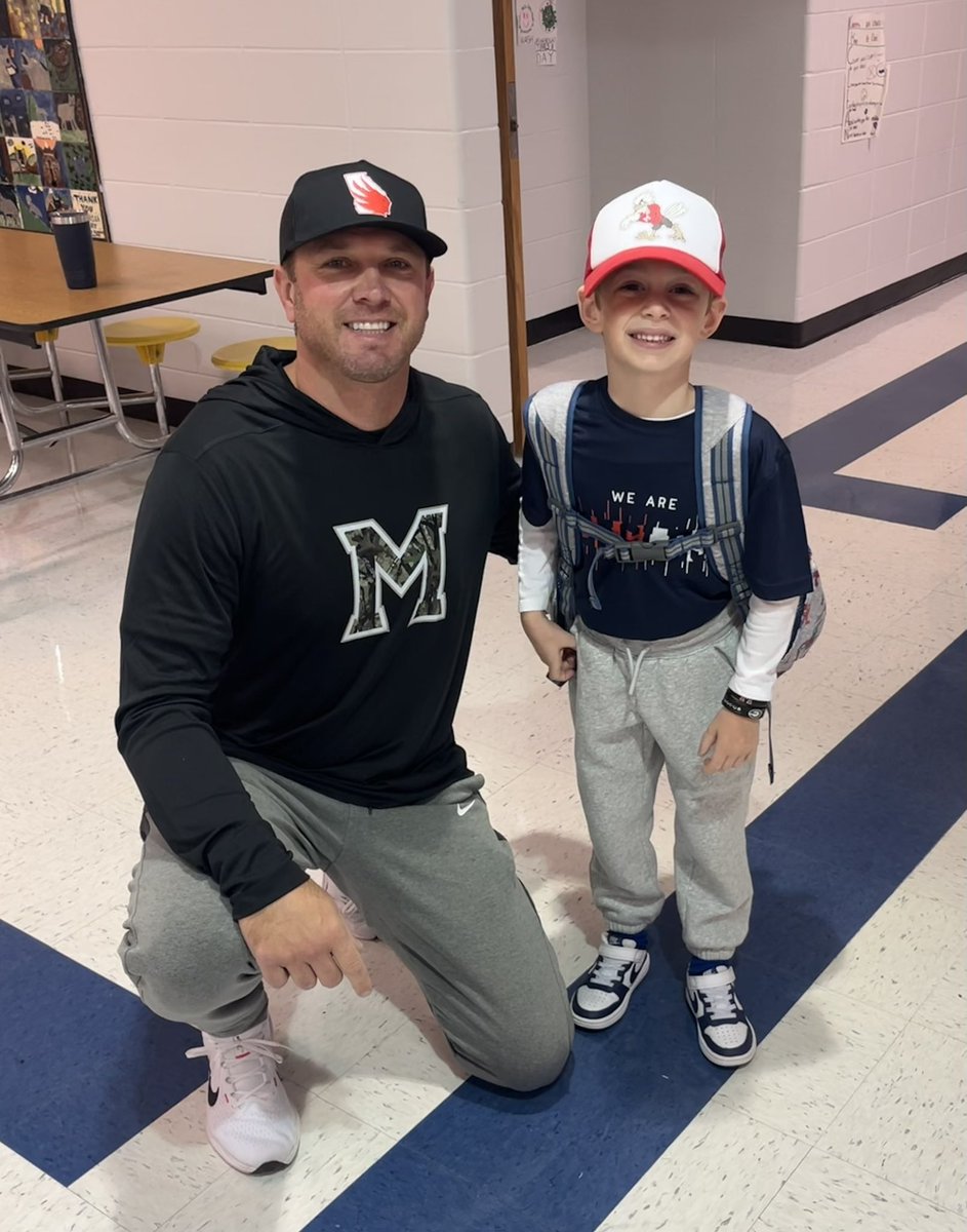 CoachBenReaves's tweet image. I even ran in to “Coach Ben Reaves” dressed in his coaching attire for Halloween this morning!! Seemed to be pretty locked in!!

@MiltonEagles_FB 
@SweetAppleES 
@scoreatlanta 
@FultonCoSchools