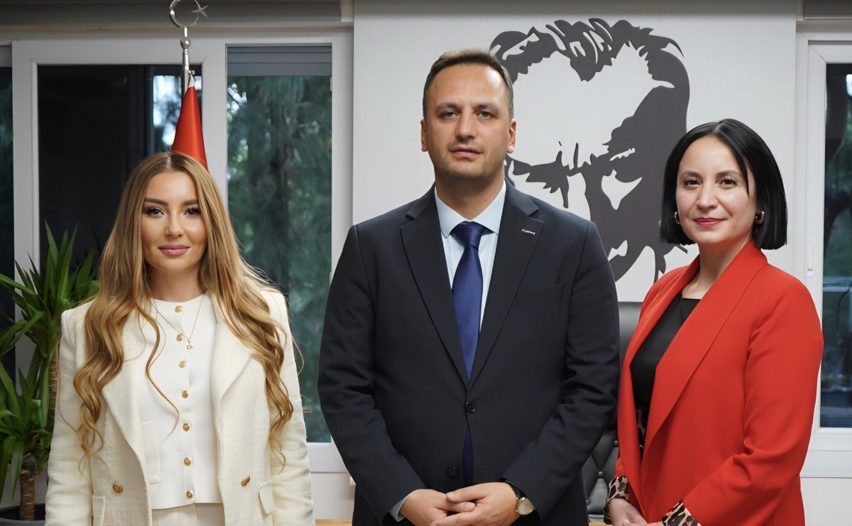 DMD Türkiye İzmir temsilcisi Manolya Alay ve Bornova Belediye Başkanı Ömer Eşki, SMA hastası ve DMD hastası çocukların yaşadığı zorluklar ve tedavi süreçlerine ilişkin gazetemize açıklamada bulundu. Sayın Başkanımıza nazik misafirperverliklerinden ötürü teşekkür ederiz.