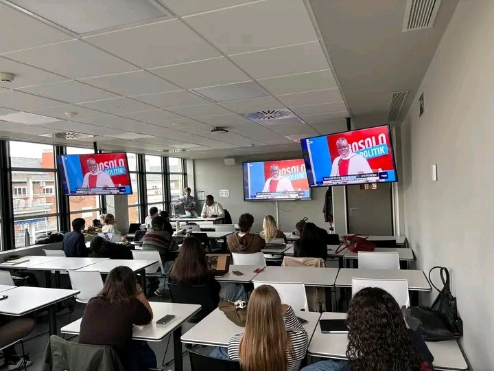 À l’Universidad Unie de Madrid, l’émission portée par Israël MUTOMBO, connu sous le nom de Papa Sango a suscité un intérêt particulier. Les étudiants s’y sont penchés pour comprendre les mécanismes, les codes et la portée sociale de cette approche singulière de l’info-politique.