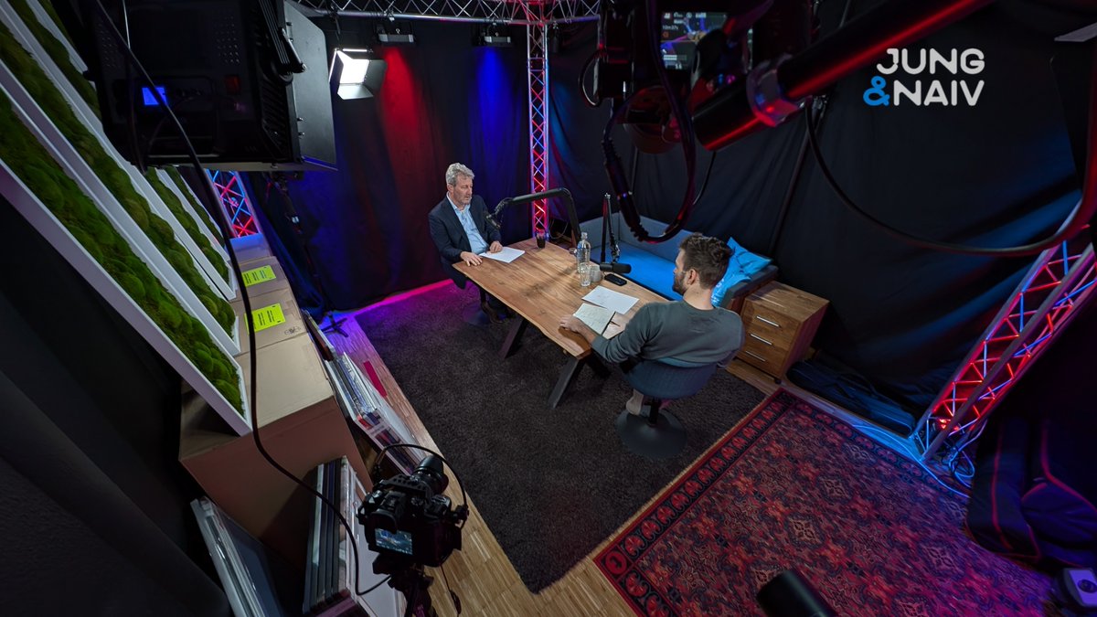 #BehindTheScenes of <a href="/JungNaiv/">Jung & Naiv</a> 
Live: <a href="/TiloJung/">Tilo Jung</a> interviewt den Politikwissenschaftler Philip Manow
#PolitischeÖkonomie

Hans notiert eure Zuschauerfragen aus dem Livechat:
youtube.com/live/ENESnZW4k…