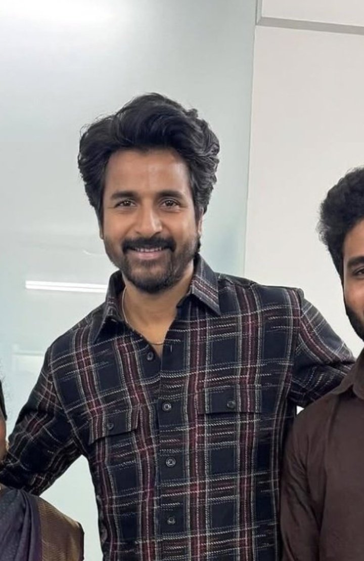 Vidhz_SK_'s tweet image. enakku mattum dhan maaveeran look maari irukko 👀
oru vela irukumo 🌚🔥