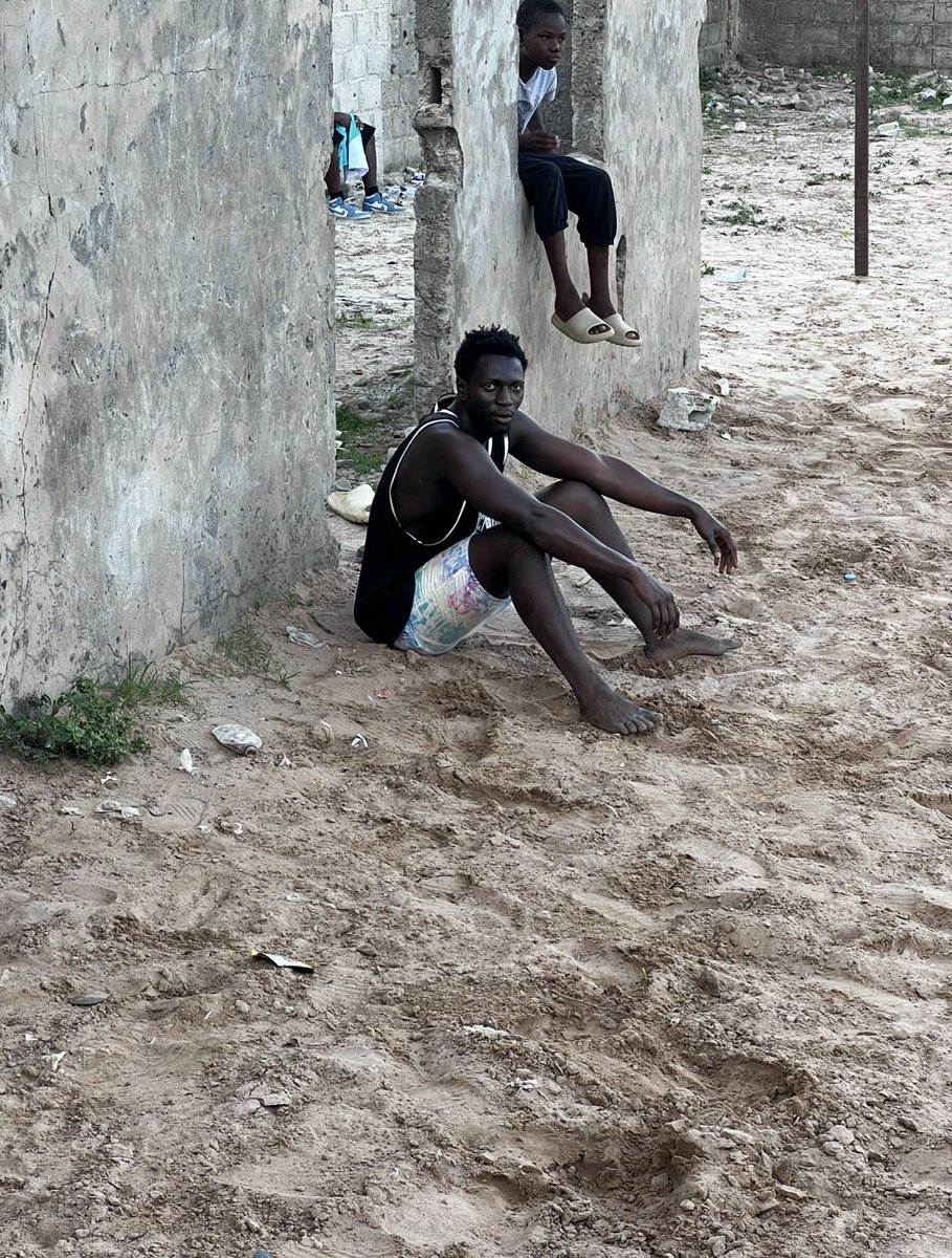 SamSamdabo57's tweet image. Living in the favourable and unfavourable situation is called "PART OF LIFE", But smiling in all those situations is called "ART OF LIFE✌🏽