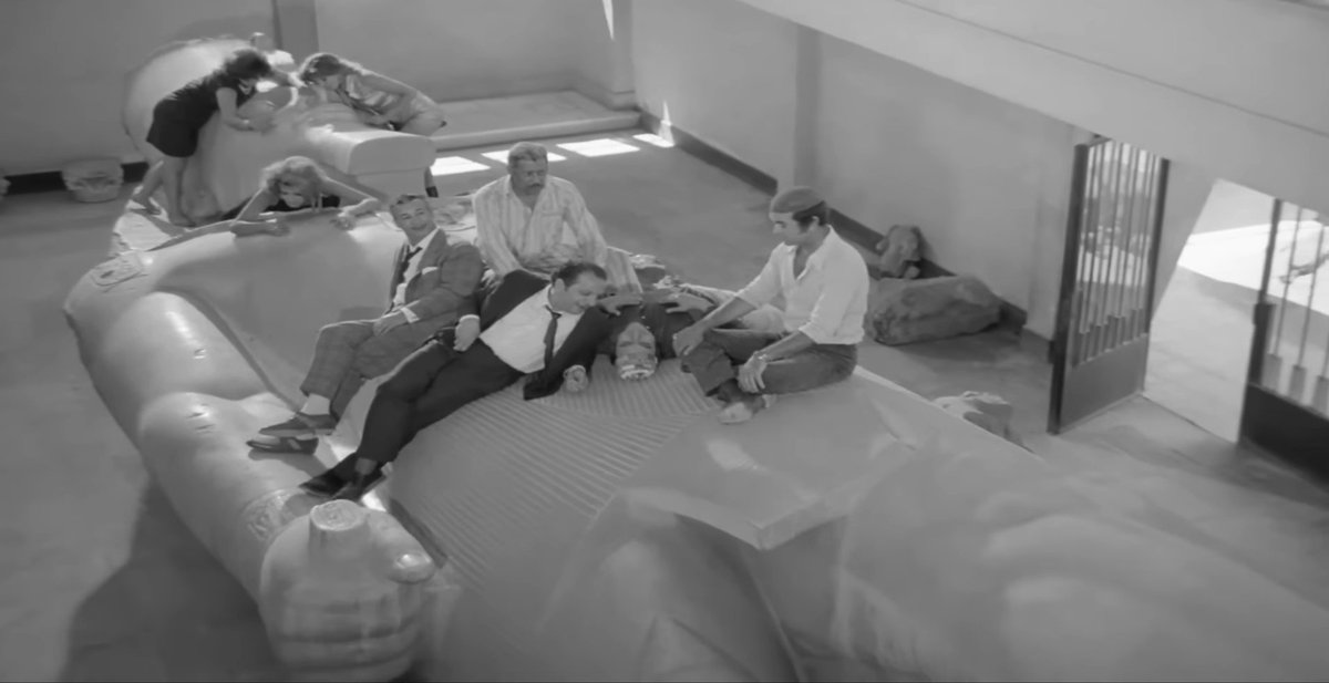 مستغرب ان لحد دلوقتي محدش جاب سيرة الراجل واللي حصل فيه في ثرثرة فوق النيل