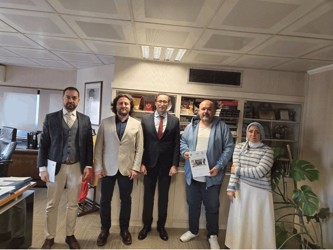 Öğretim elemanlarımız Dr. Öğr. Üyesi Murat Kılıç ve Öğr. Gör. Dr. Osman Furkan Ergün, TİKA iş birliğiyle Tanzanya’da düzenlenen Paramedik Müfredat Geliştirme Çalıştayı’nı değerlendirmek üzere TİKA Dış İlişkiler ve Ortaklıklar Dairesi Başkanı Sn. Uğur Tanyeli ile bir araya geldi.