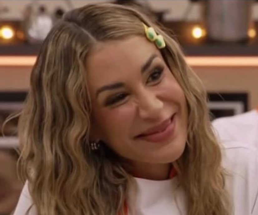 <a href="/RodnerFigueroa/">Rodner Figueroa</a> <a href="/Cris_Porta/">Cristina Porta 🤍</a> “No quiero que me amen, quiero que me admiren” 
Dijo la narcisista con ínfulas de deidad

Teniendo en cuenta que no canta, no baila, no actúa, no produce ni dirige, no pinta, así como tampoco escribe, la pregunta sería en qué bazar compró el ego que carga. 

Se admira lo que te