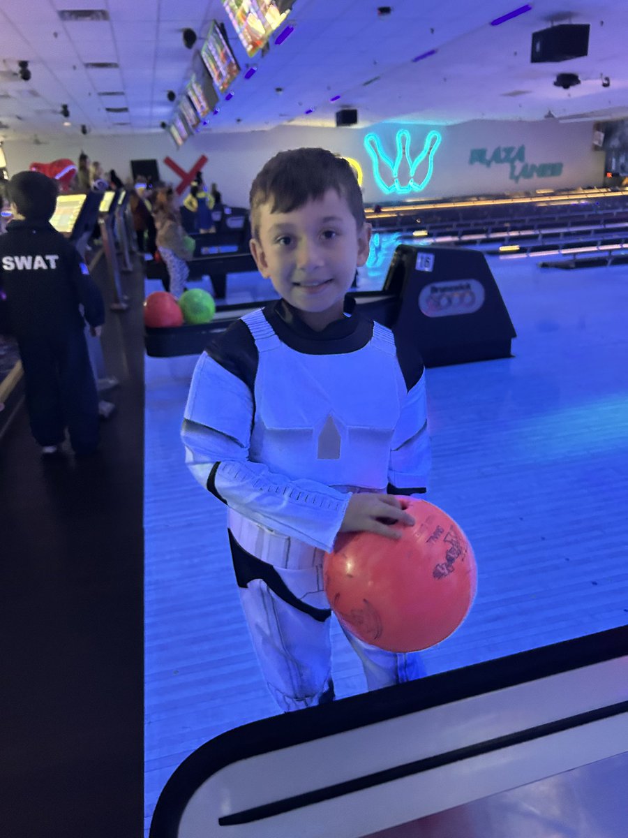 MrsWeiss1st's tweet photo. Bowling fun!! Happy Halloween! 🎳🎃 https://t.co/e4IznaXl8w