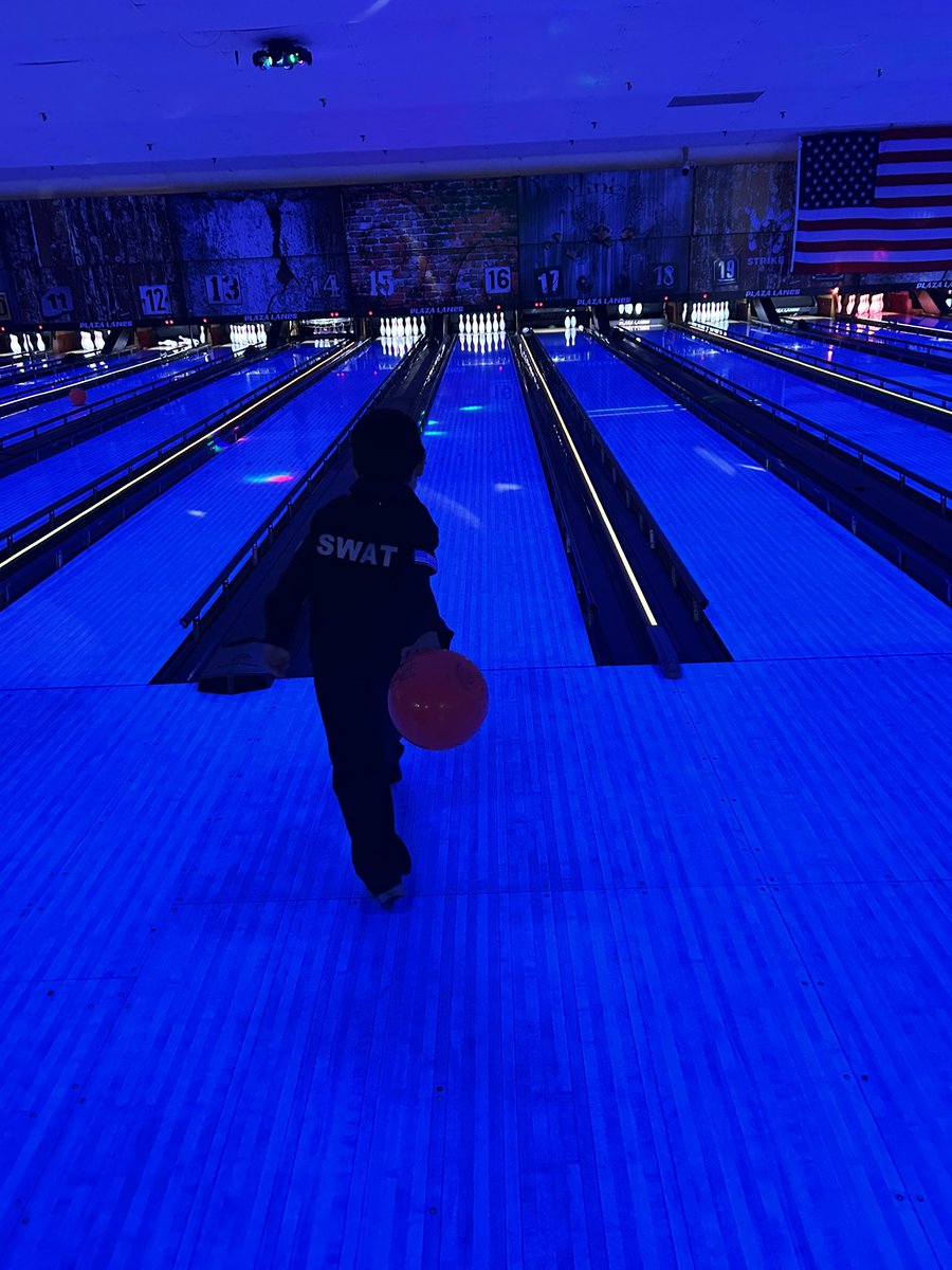 MrsWeiss1st's tweet photo. Bowling fun!! Happy Halloween! 🎳🎃 https://t.co/e4IznaXl8w