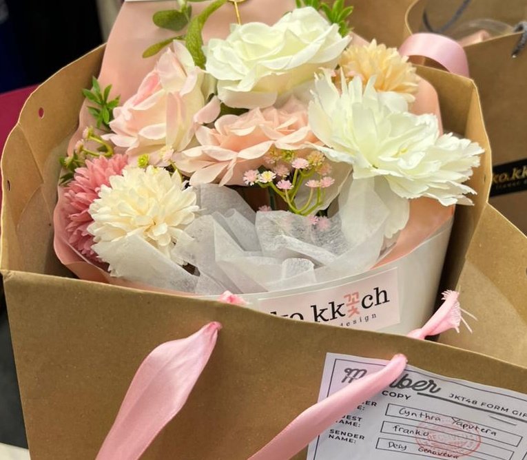 franareia__'s tweet image. Selamat untuk 1st stage Pertaruhan Cinta, @Y_CynthiaJKT48 !
Really happy for you!
Membawakan lagu Percik Kecil, you did very very well. Vibes and everything terasa menyatu. Love it!
Semoga bertemu di setlist ini suatu hari nanti. Cheers!
...
p.s. Ada oleh-oleh dari fansmu,…