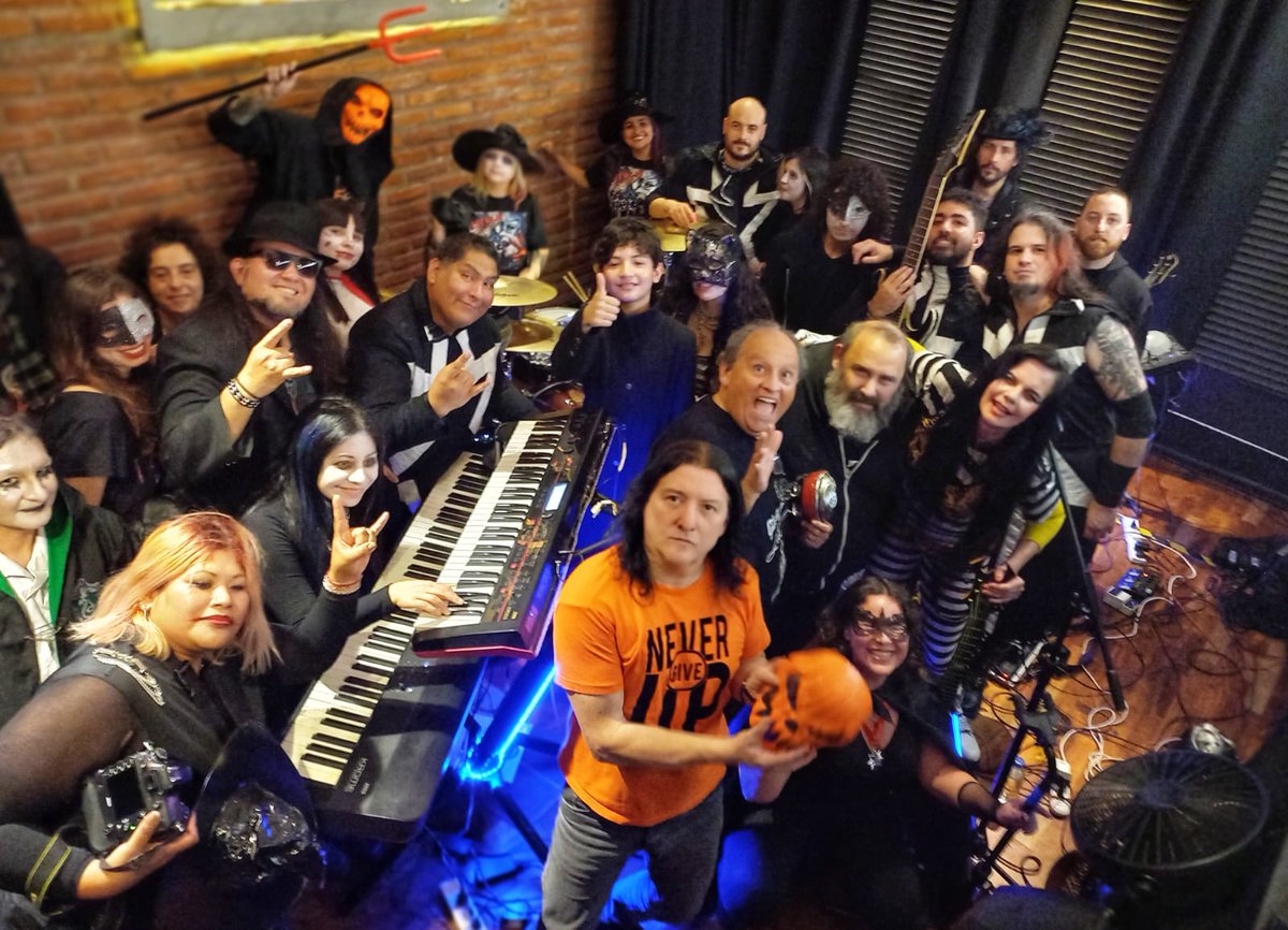 En la previa de Halloween de #LaNaveExpress no faltó nada. Hubo fiesta, máscaras, extravagancia, delirio y un cierre musical a toda orquesta con INAZULINA. Como broche de oro, por fin Don Notario dio la cara y el mundo la contempló atónito...
youtube.com/live/KMGR5072g…