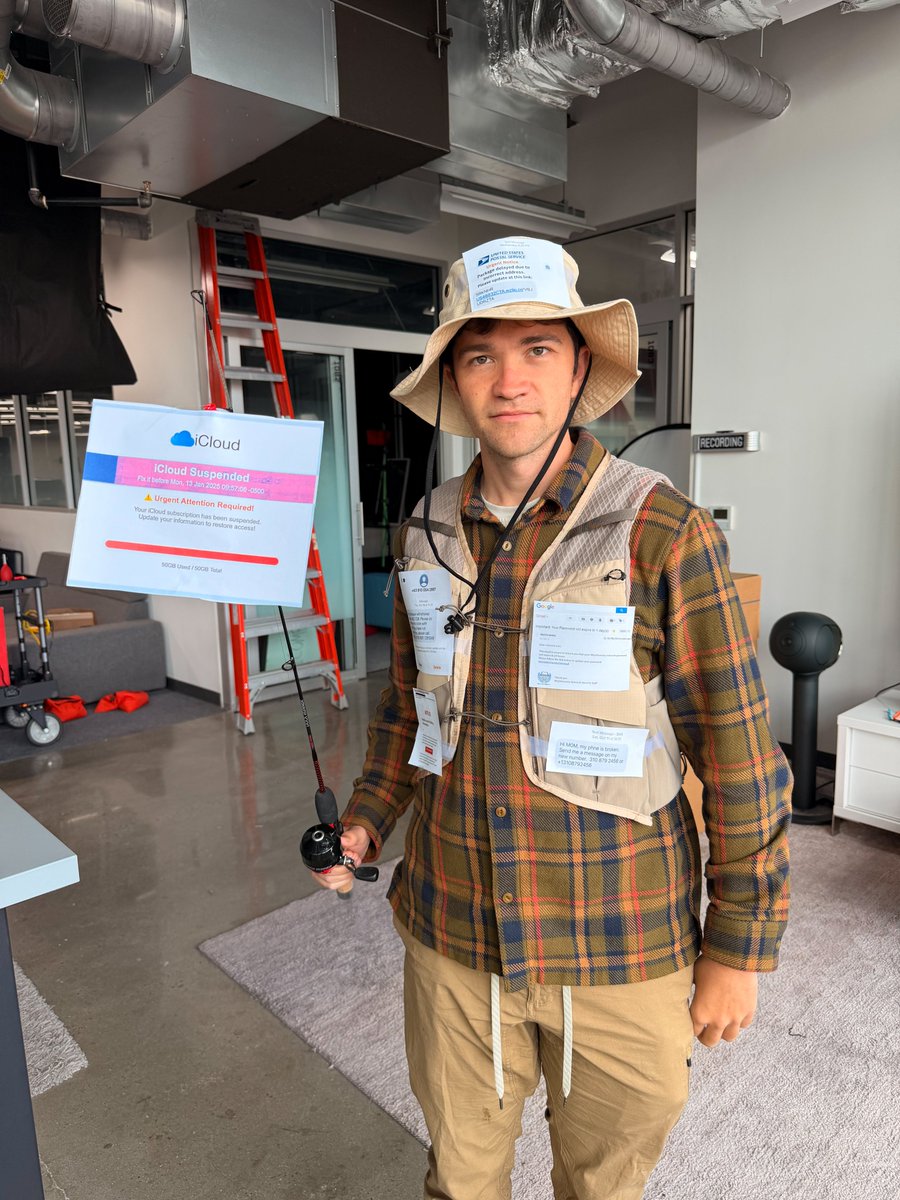 Davidimel's tweet photo. Happy Halloween I’m a Phishing Scam https://t.co/ZN5CYcgGnO