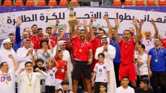 الكابتن فهد في وسط فريق كرة الطائرة لنادي الكويت الفائز بالبطوله