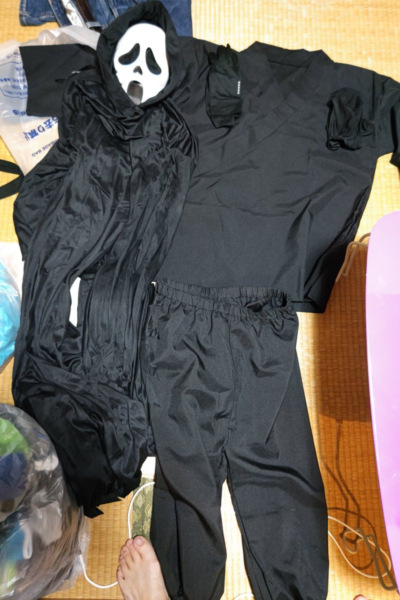 無事に帰宅しました
今回は前回やった骸骨忍者の衣装の大半を流用してマスクとローブを取り寄せて加える事で形にした

なんだかんだ外国人の人にウケて写真を求められたからやった甲斐は十分にあった😎👍

次にこの衣装を使うのはいつの日か👻