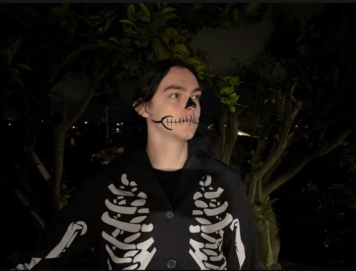 Happy (late) Halloween!

I usually don’t dress up at all but decided to tonight. My partner did all the face paint work so huge credits to them
I think it turned out pretty well 🦴 

(Also this may or may not become a future pfp lol)
