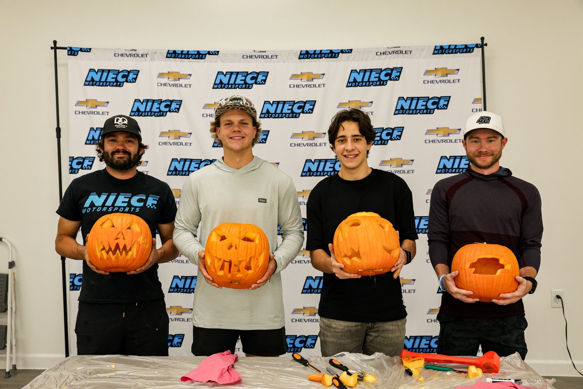 Adding "Professional Pumpkin Carver" to their resumes 😎🎃

It's a must-see video you can watch here: youtube.com/shorts/Xe4lAKy…

#PressTheAttack | #TeamChevy