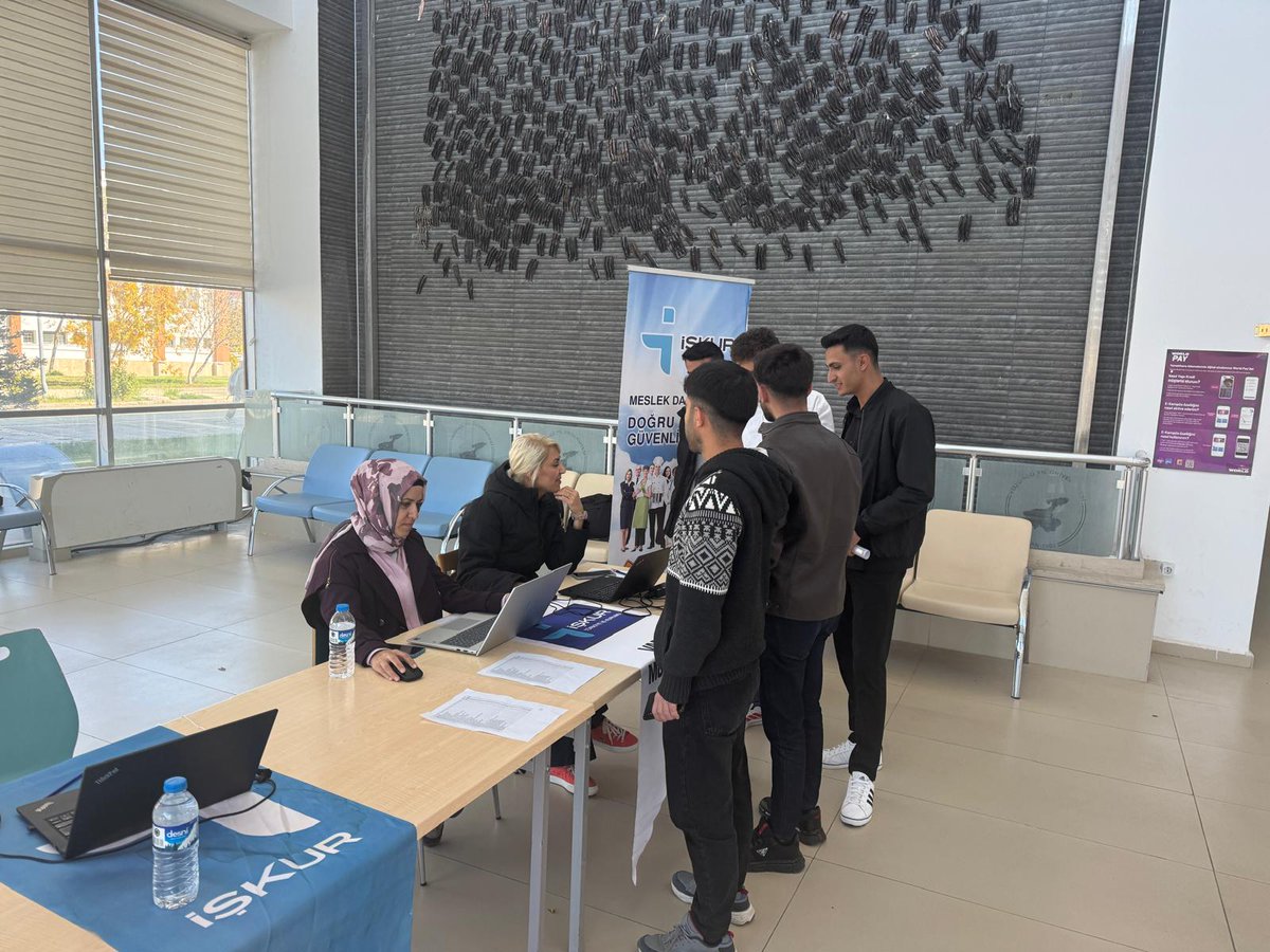 Van Yüzüncü Yıl üniversitesi'nde İŞKUR işbirliği ile yürütülen İŞKUR Gençlik Programı başvuru standımızı Yüzüncü Yıl Üniversitesi Gençlik Merkezinde açtık. Program başvuruları  27 ekim Pazartesi başlayıp 31 Ekim Cuma günü son bulacaktır.