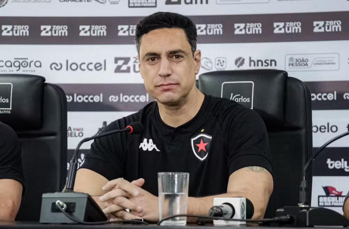 Era treinador interino de um clube de 1ª divisão e se tornou treinador principal. Seu 2° trabalho foi em um clube alternativo e em seguida chega com desconfiança em um clube gigantesco para ter seu 3° trabalho como treinador principal.

Só não vê quem não quer… 🔥