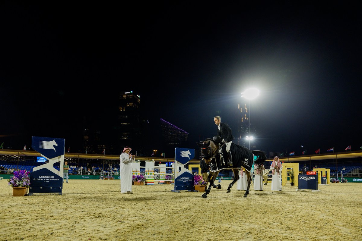 📸 توج الأستاذ علي السهلي المستشار الفني في #الاتحاد_السعودي_للفروسية الفرسان الفائزين في شوط وزارة الرياضة فئة*CSI5  

🥇 Maikel van der Vleuten
🥈عبدالله الشربتلي
🥉Henrik von Eckermamm 

#بطولة_لونجين_العالمية