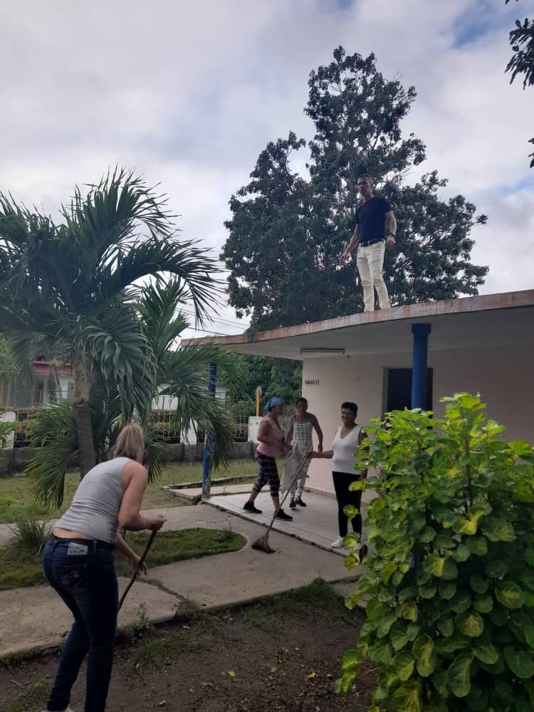 Dgsmjibacoa's tweet photo. 👉Se realiza jornada de limpieza en el  Departamento de Estomatología 
#SaludMajibacoa 
#CubaPorLaVida https://t.co/DpEbAymIJa