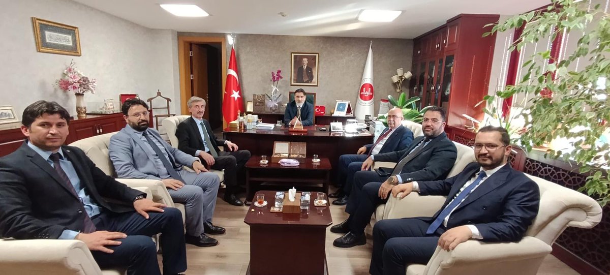 Genel Başkanımız Nuri Ünal, Genel Başkan Yardımcılarımız Nadir Baylar, Ali Tuna, Ankara 1 No’lu Şube Başkanımız İmam Bal ve Yönetim Kurulu üyelerimiz ile birlikte, Dini Yayınlar Genel Müdürü Hamza Bayram ve I. Hukuk Müşaviri Av. Ertuğrul Coşkun'u makamlarında ziyaret etti.