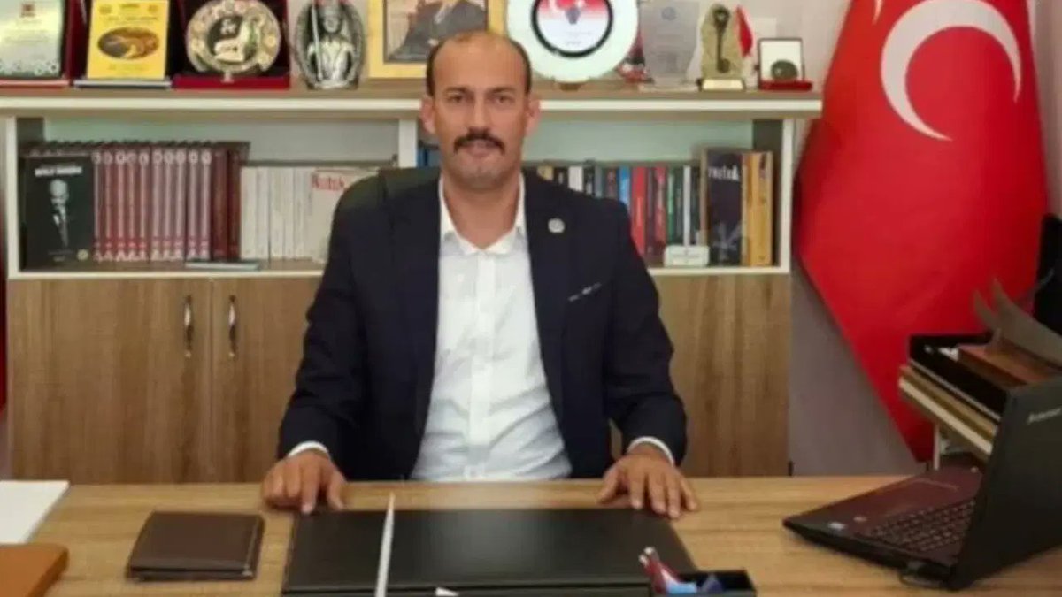 karsitmedya's tweet photo. MHP, polise yumruk atarak çenesini kırdığı öne sürülen Kaş İlçe Başkanı Cemil Kolak’ı görevden aldı. Kolak’ın olay öncesinde alkol alıp çevredekileri rahatsız ettiği iddia edildi. https://t.co/U22G9utQ1G