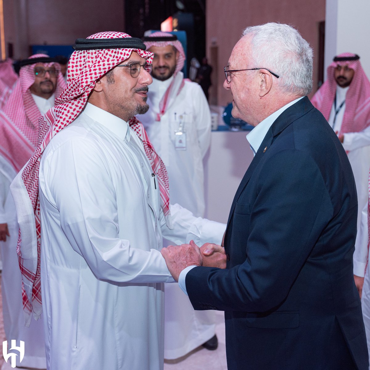 📸 التقى صاحب السمو الأمير نواف بن سعد رئيس مجلس إدارة شركة نادي #الهلال بمعالي وزير خارجية جمهورية الأوروغواي "ماريو لوباتكين"، وتبادلا الهدايا التذكارية؛ وذلك خلال مباراة الهلال أمام الشباب 🔹