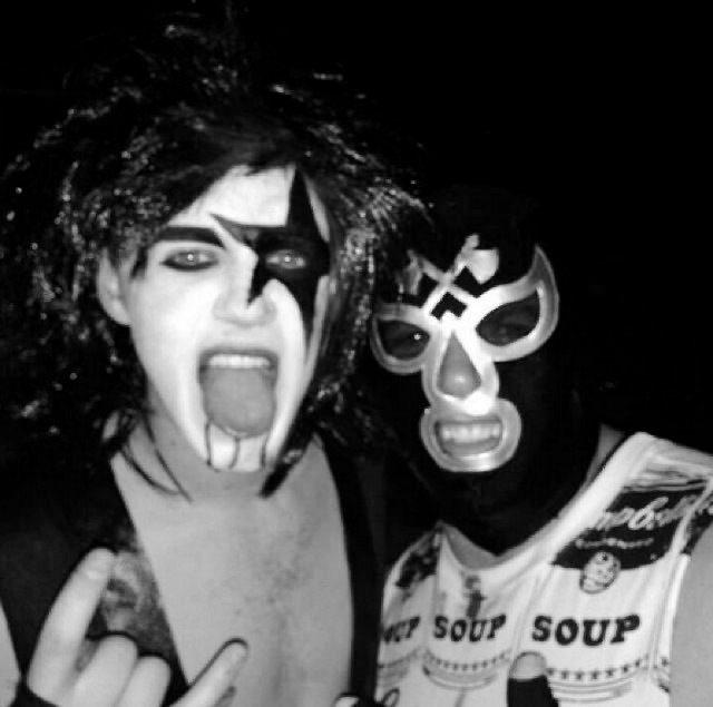 complicty_niall's tweet photo. happy halloween. https://t.co/VNWwvSpEHR