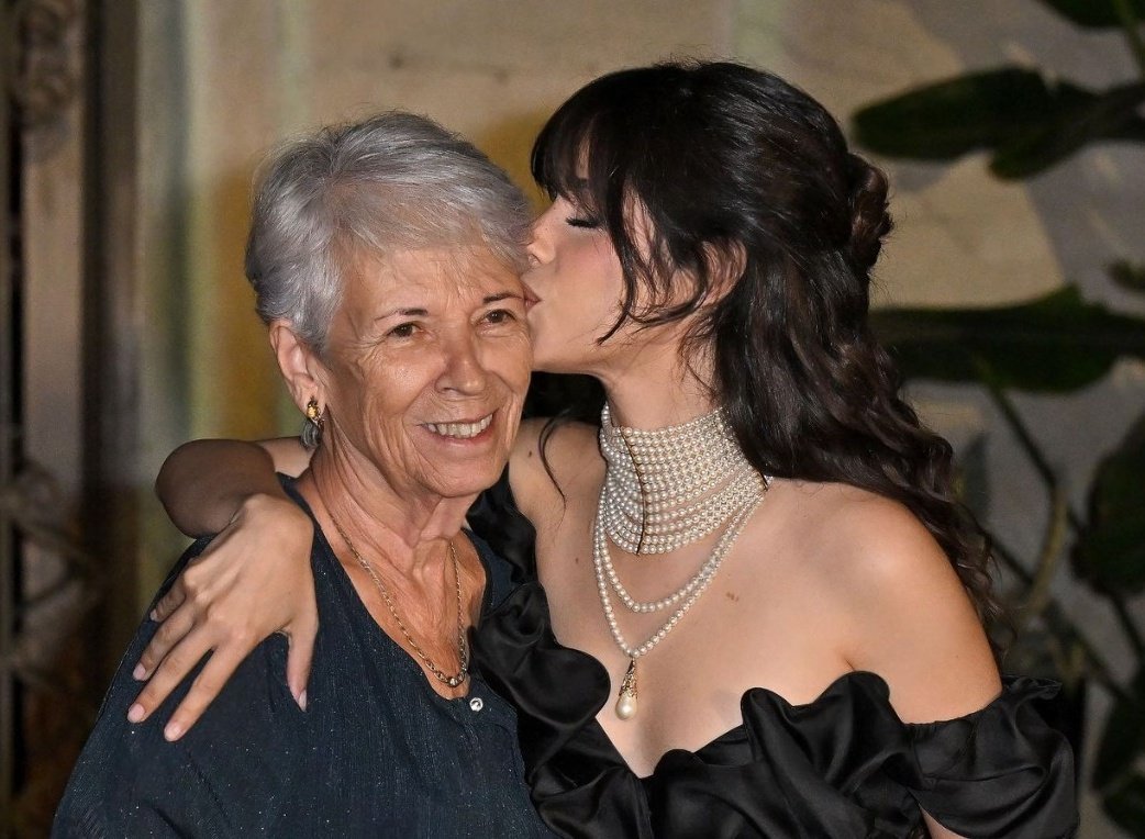 El_DivanCS's tweet image. Cuanto amor hubo en el discurso de la Abuela Mercedes homenajeando a sus pilares, su mamá y su abuela y lo orgullosa que esta de sus nietas una hermosa familia