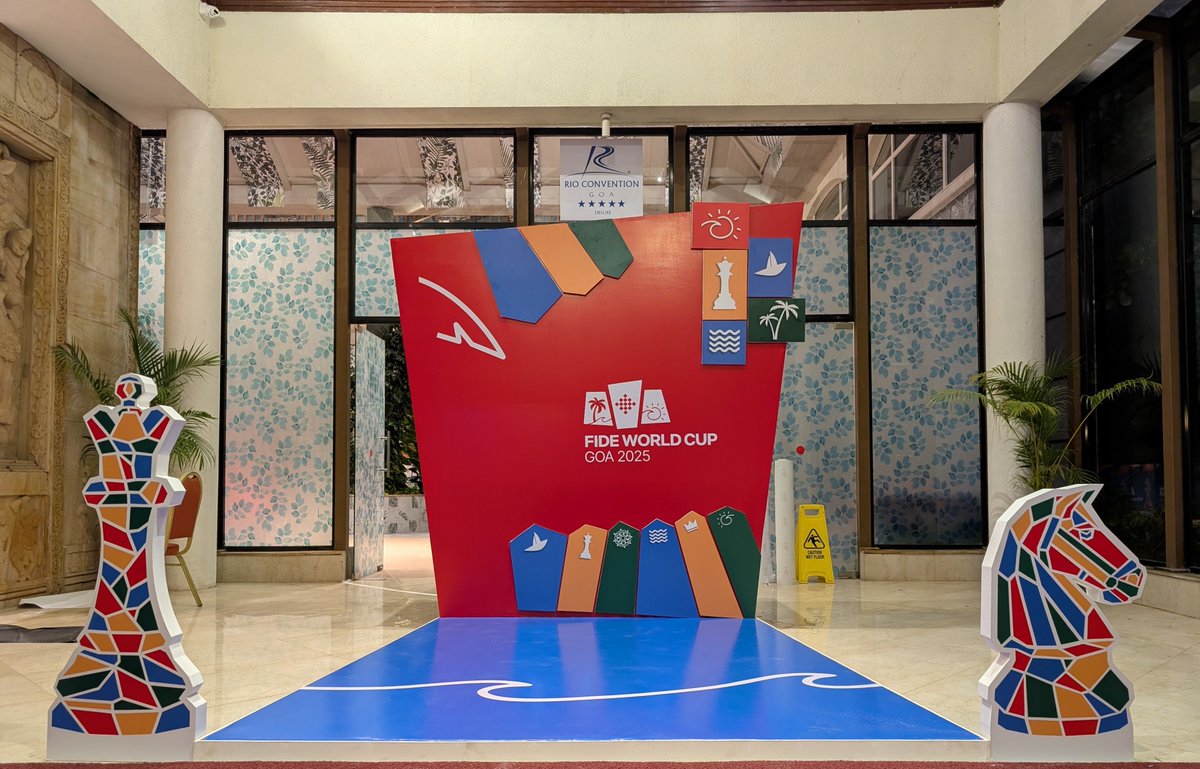 AIRNewsHindi's tweet image. FIDE शतरंज विश्व कप 2025 का उद्घाटन गोवा में किया गया, जिससे 23 वर्षों बाद यह प्रतिष्ठित टूर्नामेंट भारत लौट आया है।

31 अक्टूबर से 27 नवंबर तक आयोजित होने वाले इस विश्व कप में 82 देशों के 206 खिलाड़ी भाग ले रहे हैं।

#Chess #ChessBaseIndia #FIDEWorldCup #WorldCup #ItsYourMove