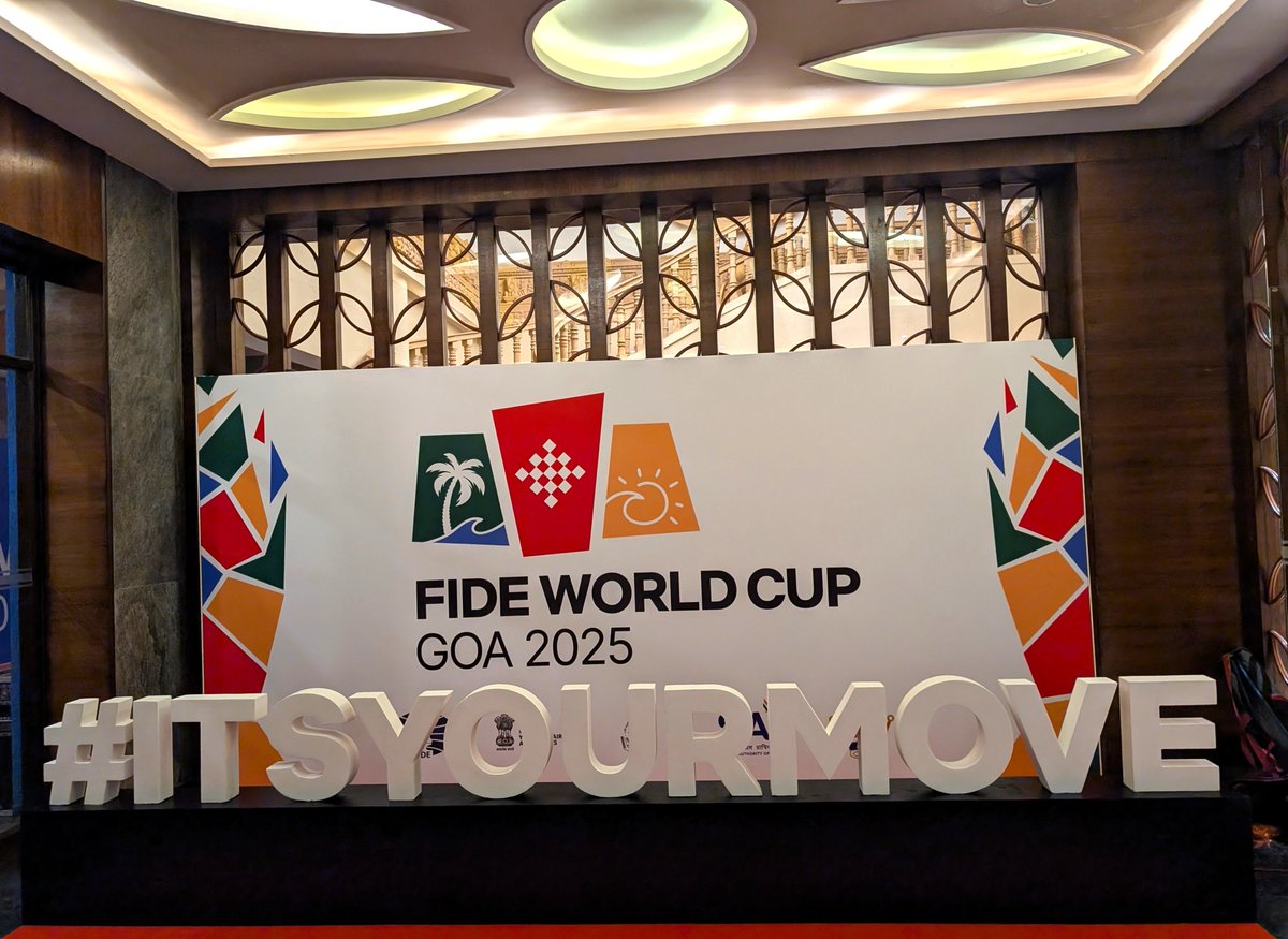 AIRNewsHindi's tweet image. FIDE शतरंज विश्व कप 2025 का उद्घाटन गोवा में किया गया, जिससे 23 वर्षों बाद यह प्रतिष्ठित टूर्नामेंट भारत लौट आया है।

31 अक्टूबर से 27 नवंबर तक आयोजित होने वाले इस विश्व कप में 82 देशों के 206 खिलाड़ी भाग ले रहे हैं।

#Chess #ChessBaseIndia #FIDEWorldCup #WorldCup #ItsYourMove