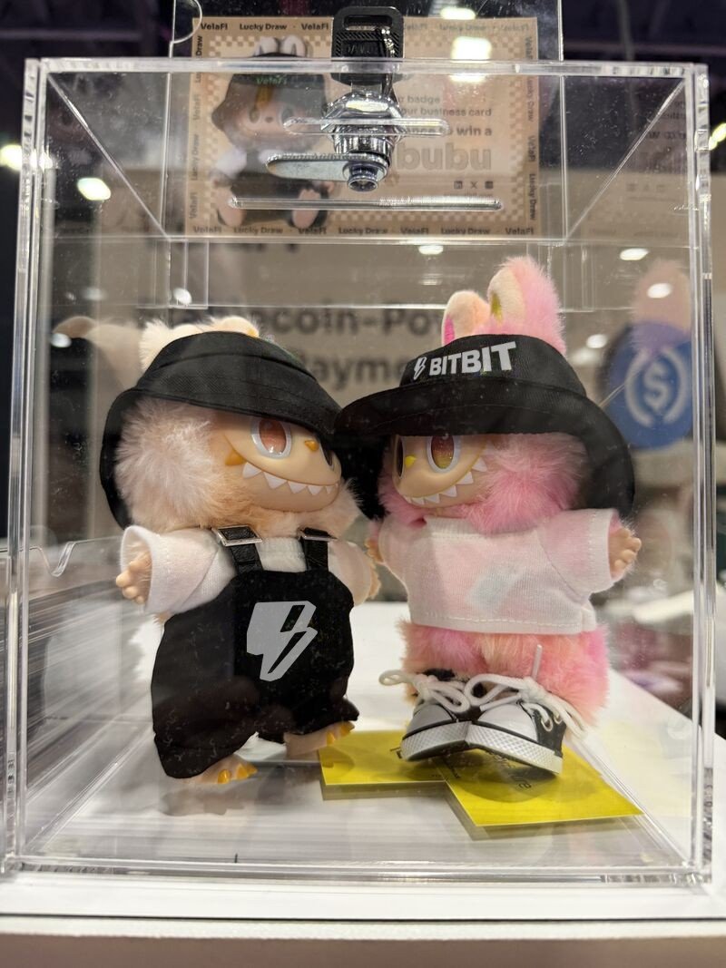 fservin's tweet image. Merch beta: tiny models, maxi vibes ⚡️. 
Who wants the drop?