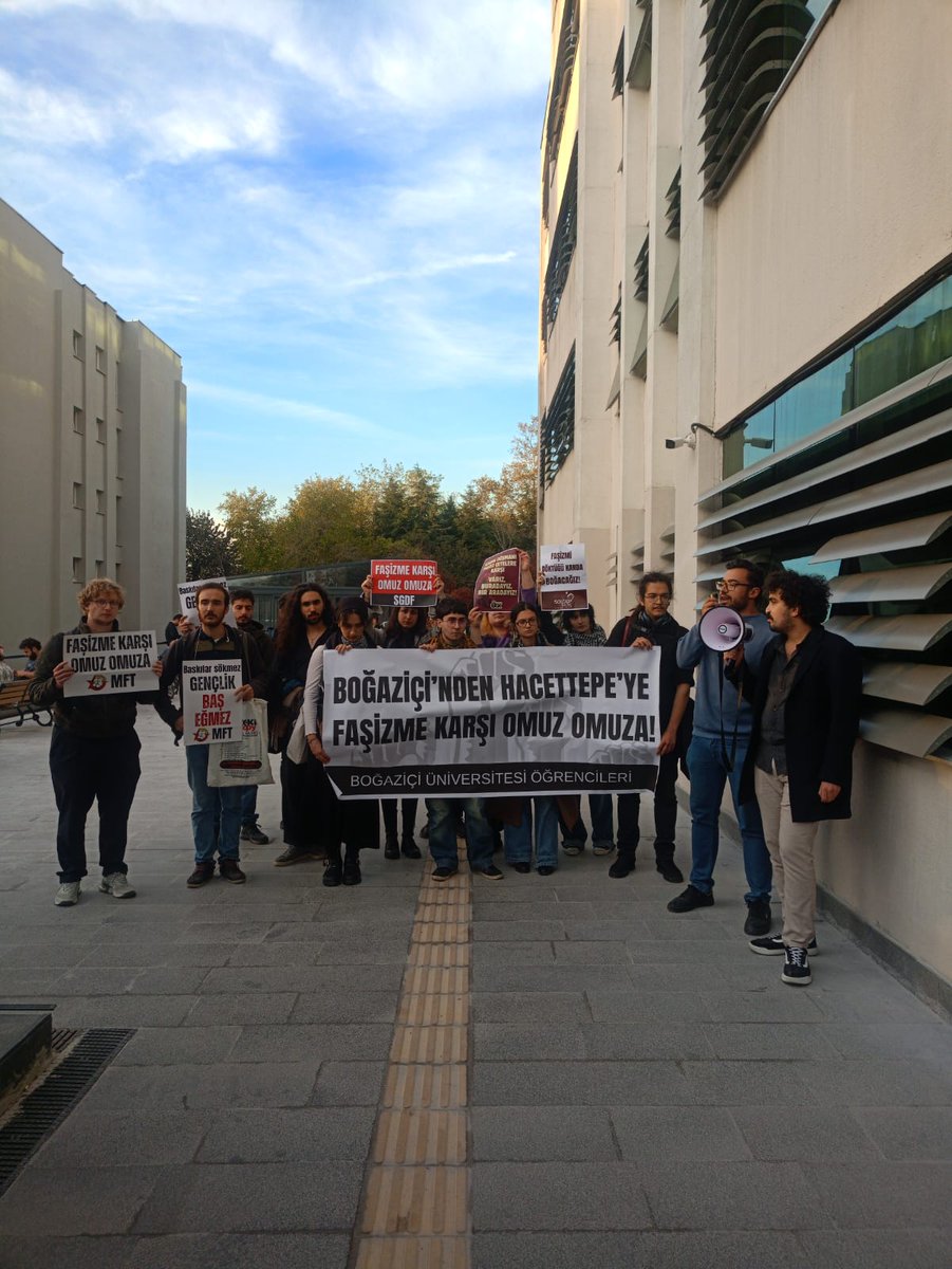 Hacettepeli sıra arkadaşlarımıza karşı gerçekleştirilen faşist saldırıya Kuzey Kampüsteki eylemimizle cevap verdik; omuz omuza yürüttüğümüz mücadelenin sesini kampüslerimizde yaydık!
Yaşasın Öğrenci Dayanışması! 🚩✊