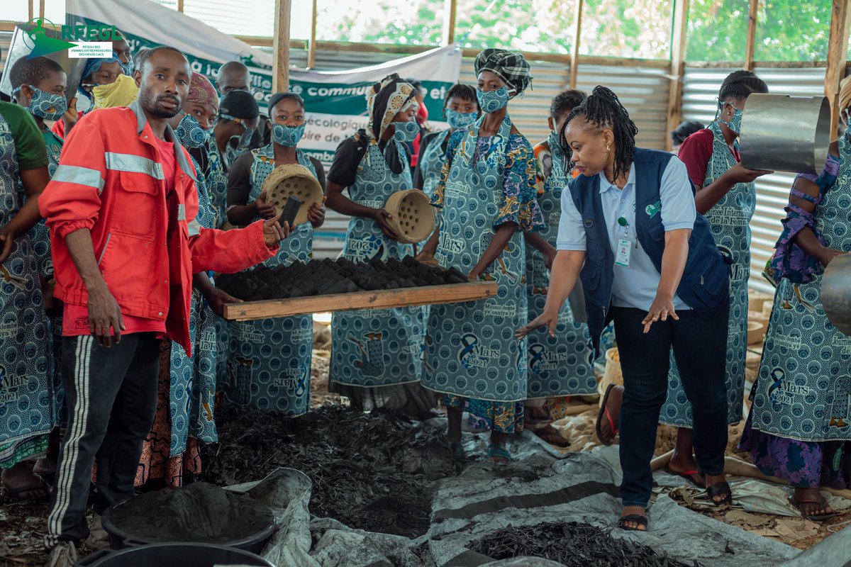 Rfegl_RDC's tweet photo. Réduire le risque des violences basées sur le Genre à Nyiragongo 

"Avant, nous étions exposés aux violences  basées sur le genre suite à la recherche des bois de chauffage. Grâce au RFEGL, je peux aussi former d'autres femmes", témoigne une des 125  bénéficiaires. https://t.co/cuV46Yw0ub