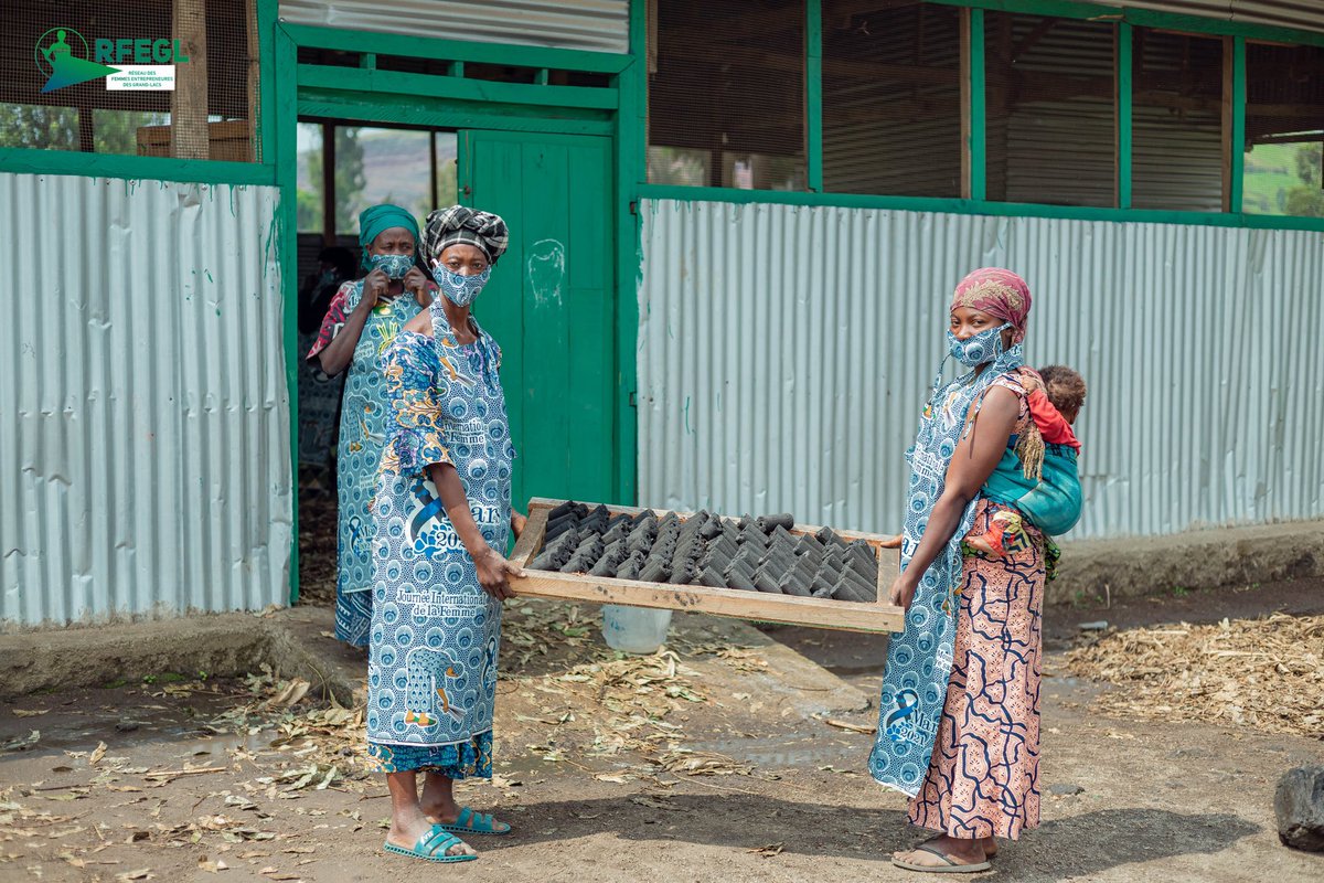 Rfegl_RDC's tweet photo. Réduire le risque des violences basées sur le Genre à Nyiragongo 

"Avant, nous étions exposés aux violences  basées sur le genre suite à la recherche des bois de chauffage. Grâce au RFEGL, je peux aussi former d'autres femmes", témoigne une des 125  bénéficiaires. https://t.co/cuV46Yw0ub