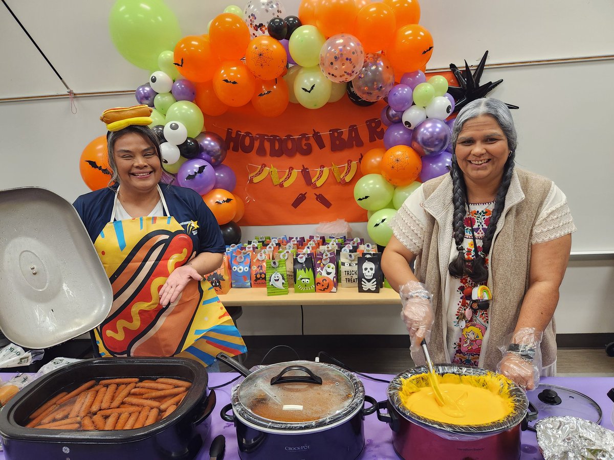 DLewisLonghorns's tweet photo. Hot Dog Bar for our Amazing Longhorn Staff! @SpringISD @HilarionMartin1 https://t.co/XK5jvMoqAq