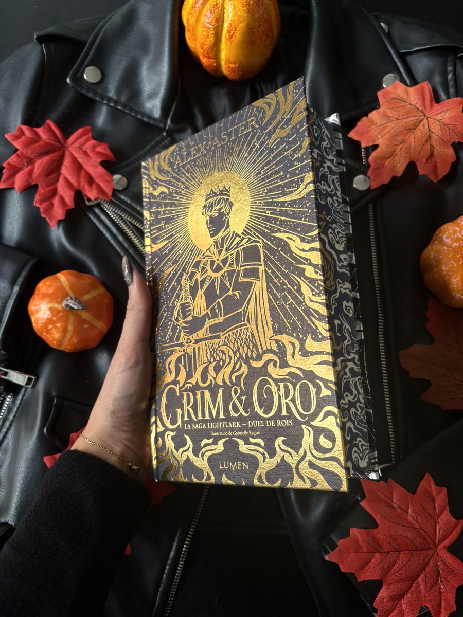 En novembre, oubliez la grisaille : entrez dans le monde envoûtant de Grim et Oro d’Alex Aster  ! 🍂

Pouvoirs, secrets et cœurs brisés… la lecture idéale pour affronter le froid de la saison 🕯️

Disponible en librairie depuis le 6 novembre !