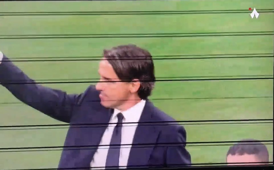 فريق #ثمانية يحتجز إنزاغي خلف القضبان!!! 
بث كفاااية 😂😂

 #الهلال_الشباب