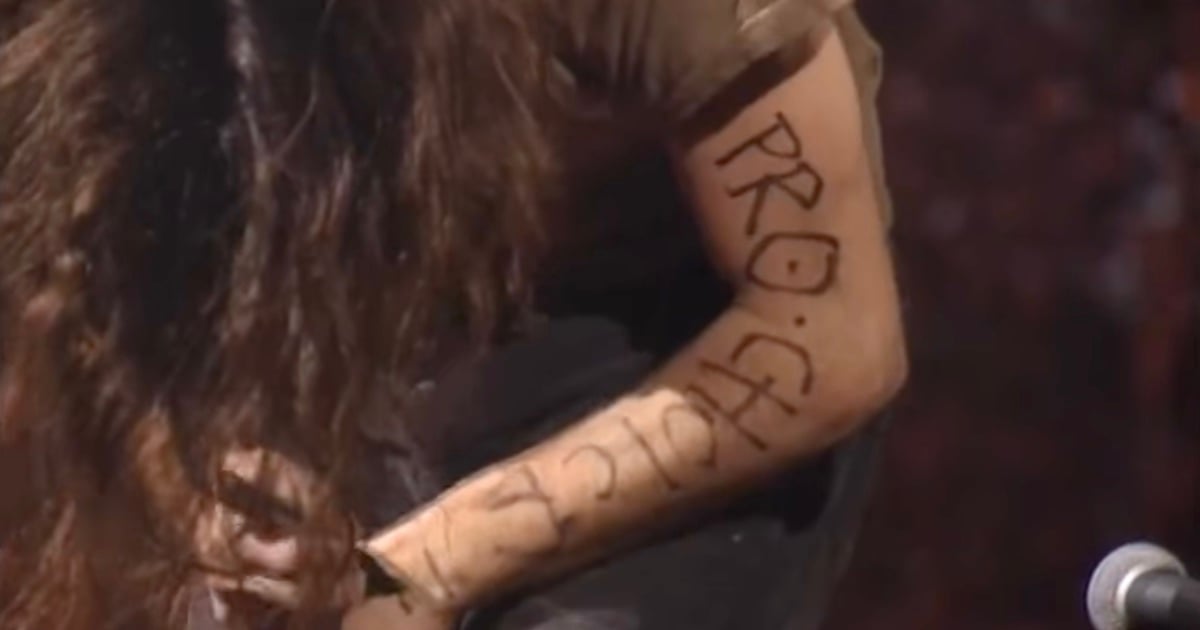 IsitaMona's tweet image. El brazo de Eddie Vedder, 1992. Amiga, acuérdate. En esa época no había tantos aliados.
#ProChoice