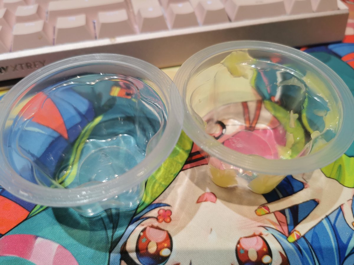 NeCroSucc's tweet image. 左：用灵活的舌头和嘴巴的吸力直接嘬出来吃
右：用勺子
那我还蛮厉害的 不枉我吃麦麦甜筒刮了这么久甜筒里的冰淇淋/用舌头舔干净星球杯里面的巧克力