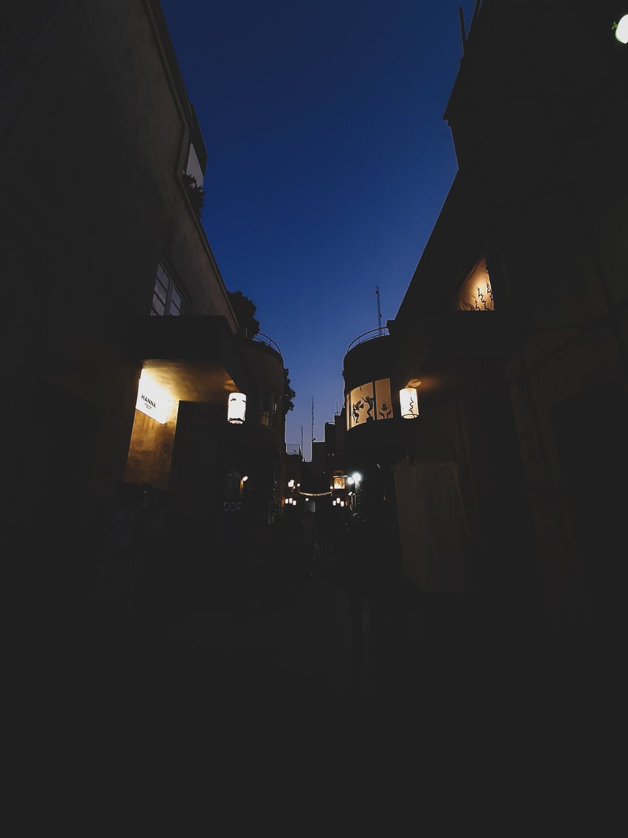 lapetiteprincea's tweet image. در میان نورها از لولاگر تا وَست؛
پی‌اس: متاسفانه هنوز هم نمیشه بدون مزاحمت و آزار خیابونی تو شهر گشت، کاش قدرتی وجود داشت که اینها رو اخته میکرد.