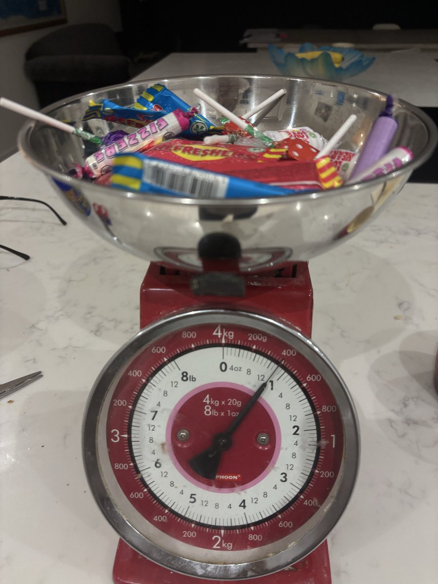 Trava1's tweet photo. @SwizzelsMatlow I have bought this tin from @AldiUK for trick and treaters. When I opened it there was just one layer of sweets. Tin says 650g. I have just weighed them and there is only 400.  Not impressed https://t.co/vxbii2Adtn