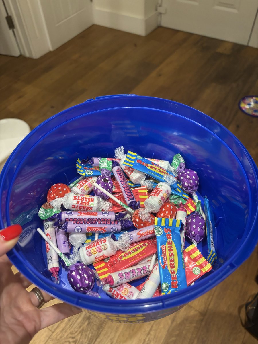 Trava1's tweet photo. @SwizzelsMatlow I have bought this tin from @AldiUK for trick and treaters. When I opened it there was just one layer of sweets. Tin says 650g. I have just weighed them and there is only 400.  Not impressed https://t.co/vxbii2Adtn