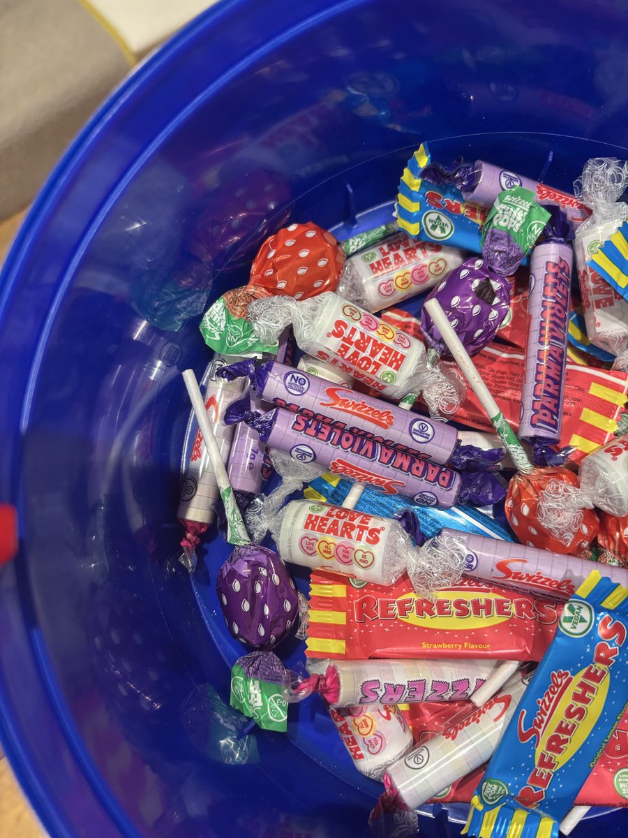 Trava1's tweet photo. @SwizzelsMatlow I have bought this tin from @AldiUK for trick and treaters. When I opened it there was just one layer of sweets. Tin says 650g. I have just weighed them and there is only 400.  Not impressed https://t.co/vxbii2Adtn