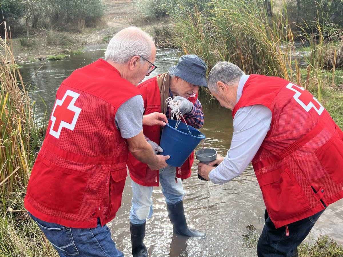 CruzRojaCReal's tweet image. Esta mañana hemos estado realizando un muestreo de #microplásticos  en el río Guadiana, muy cerca de Ciudad Real. Una actividad enmarcada en el #ProyectoLibera y realizada en alianza con @ecoembes y  @asociacionhyt