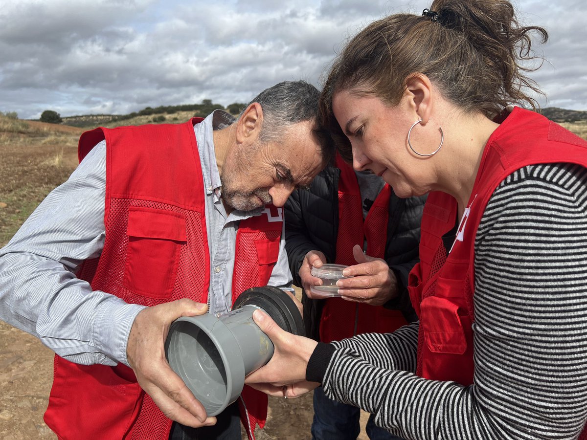 CruzRojaCReal's tweet image. Esta mañana hemos estado realizando un muestreo de #microplásticos  en el río Guadiana, muy cerca de Ciudad Real. Una actividad enmarcada en el #ProyectoLibera y realizada en alianza con @ecoembes y  @asociacionhyt