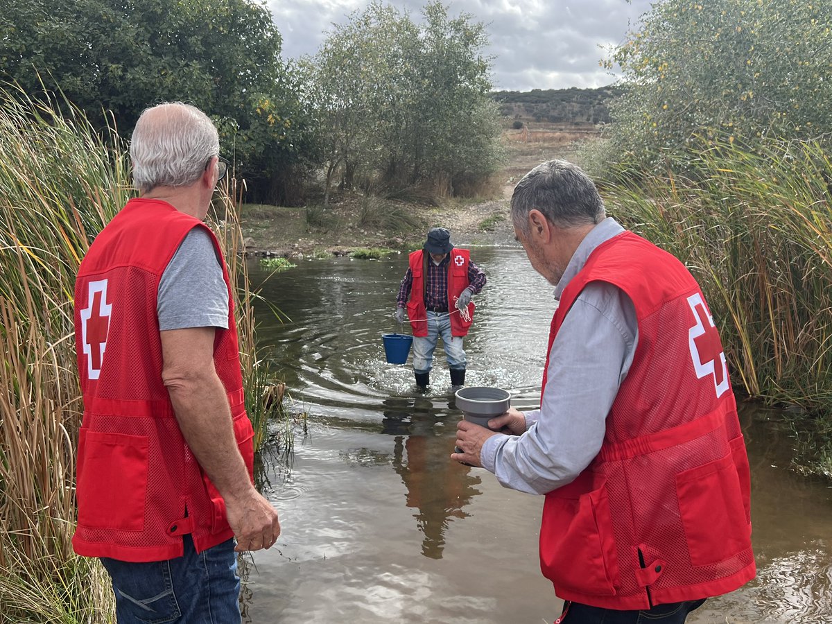 CruzRojaCReal's tweet image. Esta mañana hemos estado realizando un muestreo de #microplásticos  en el río Guadiana, muy cerca de Ciudad Real. Una actividad enmarcada en el #ProyectoLibera y realizada en alianza con @ecoembes y  @asociacionhyt
