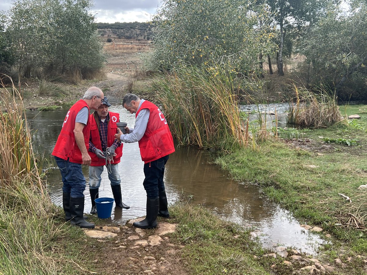 CruzRojaCReal's tweet image. Esta mañana hemos estado realizando un muestreo de #microplásticos  en el río Guadiana, muy cerca de Ciudad Real. Una actividad enmarcada en el #ProyectoLibera y realizada en alianza con @ecoembes y  @asociacionhyt
