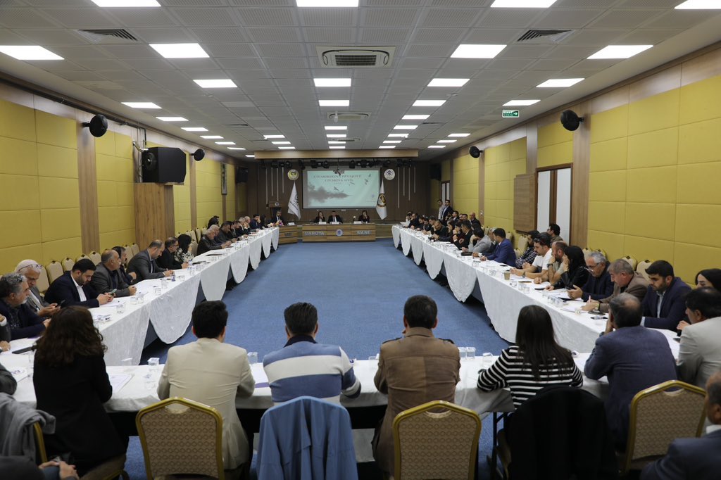 Van Barosu’nun ev sahipliğinde sivil toplum kurumlarıyla barış ve demokratik toplum sürecini konuştuk.

Bugünkü toplantıda, barışın kalıcı olabilmesi için Hakikatlerle Yüzleşme Komisyonu’nun gerekliliği üzerinde durduk.

Kürt halkının haklı talepleri görünür ve kayda geçmeden