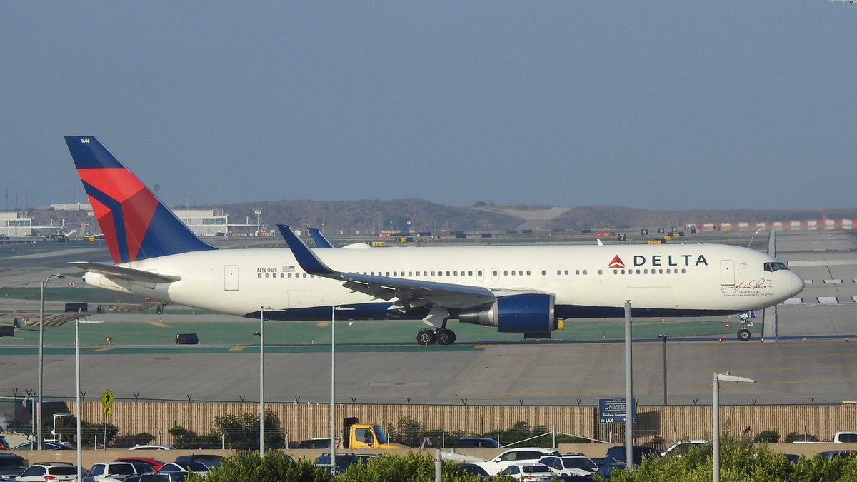 veryboeing's tweet image. Delta Airlines #B767 -332(ER) #N16065 'Andrew Young' decal at KLAX