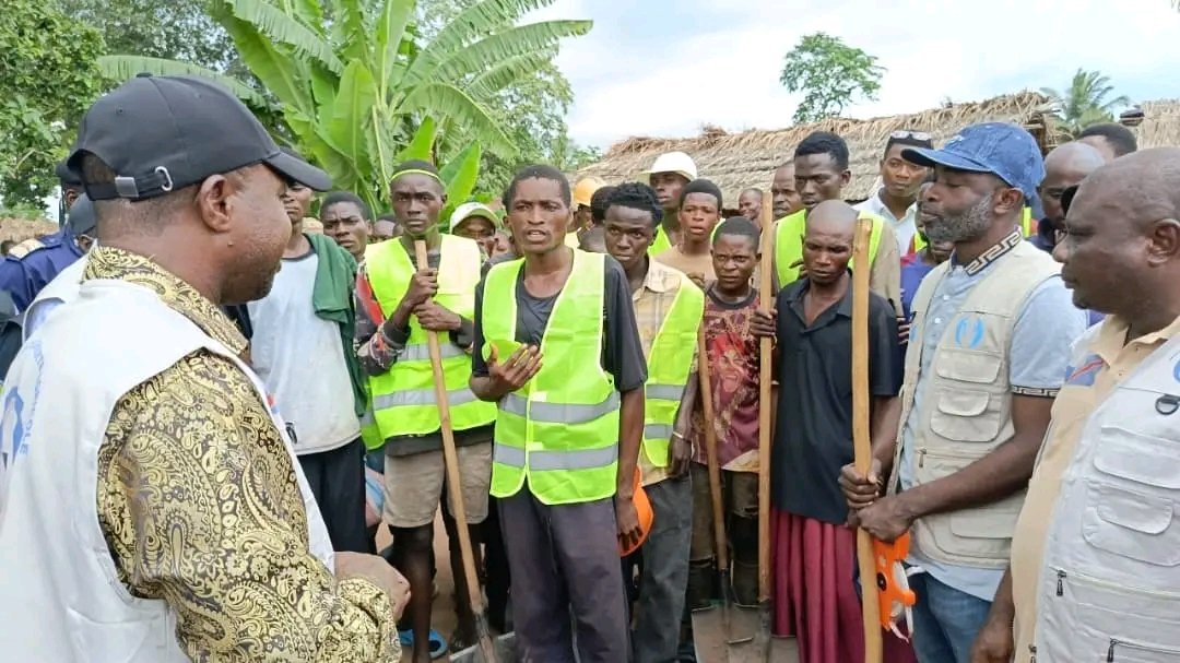 lua_mbombo's tweet image. #RDC : les travaux d’entretien de 302,4 kilomètres des routes de desserte agricole dans la province du #Kasaï, au centre de la République démocratique du Congo, ont été lancés vendredi dans le secteur de #Bapendé, en territoire de #Tshikapa, par le vice-gouverneur, Djoley Bokele.