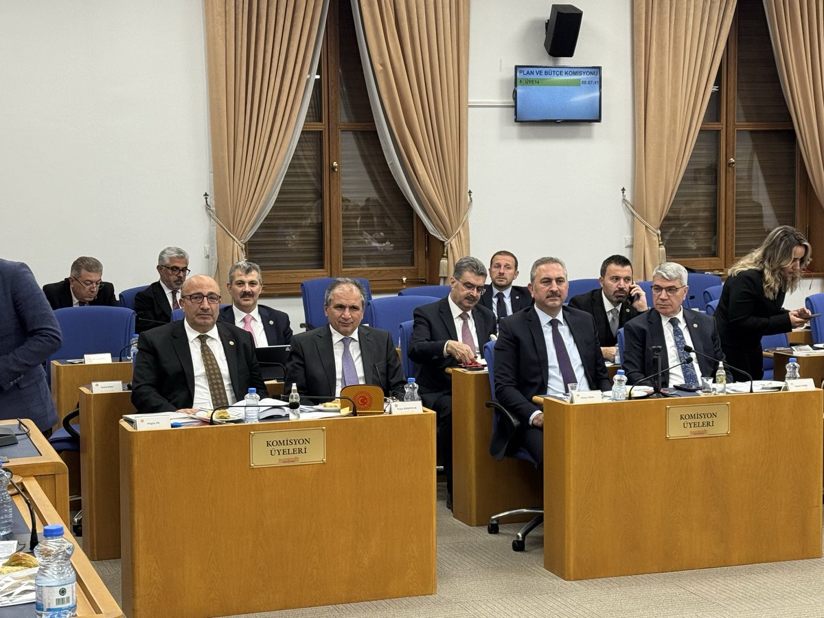 ejderacikkapi's tweet photo. TBMM Plan ve Bütçe Komisyonu çalışmalarımızda; 

 Başkanımız Sayın @NumanKurtulmus beye yönelik @55erhanusta tarafından sergilenen akıl almaz, tahammül sınırlarını zorlayan, vicdandan yoksun hadsiz yakıştırmaları en güçlü şekilde kınıyorum.

Yüce Meclis’in çatısı altında millet iradesinin tecelligahında TBMM bütçesinin görüşmeleri esnasında, Meclis Başkanımıza yöneltilen seviyesiz sözler sadece Sayın Başkanımıza değil, meclisimizin itibarına ve milletimizin iradesine yapılmış bir saldırıdır.

Eleştiri başka, saygısızlık başkadır.

Meclis adabını hiçe saymak, siyaseti seviyesizleştirmek ve kirletme, iftira  temelli davranış kimsenin hakkı değildir.

Milletimizin verdiği yetkiyi hırslarına perde yapanlar, devlet terbiyesini öğrenmelidir.

Biz, milletimizin emanetine sahip çıkmaya; Meclisimizin vakarından, devlet geleneğinden ve demokratik olgunluğumuzdan taviz vermeden çalışmaya devam edeceğiz.
